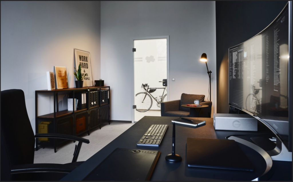 Ein modern eingerichtetes Büro im Coworking Space